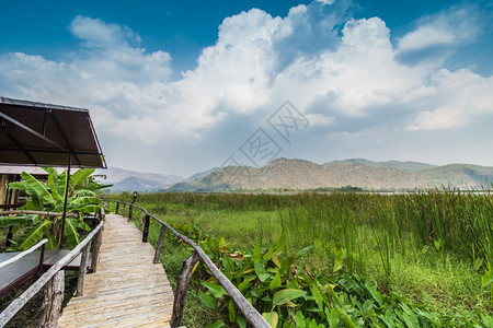 景观蓝色的干那布里在泰国卡伦查纳布里有山地和天空风景的水库附近班布桥图片