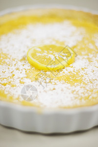 唐扬块酸盘子浅的以柠檬腐烂中心块为焦点的浅深度背景