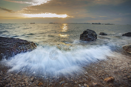 海岸线风景优美船在泰国东部Laemchabangchonburi喷洒海水和美丽的日落天空图片