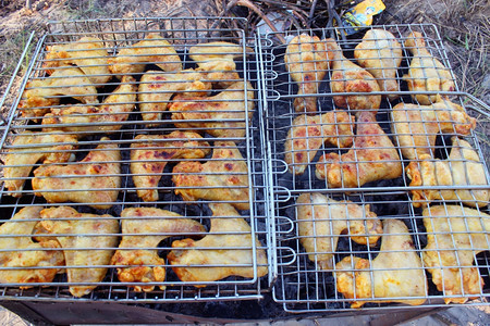 火上煮熟的肉食烧烤三十九人肉烹饪可口准备图片