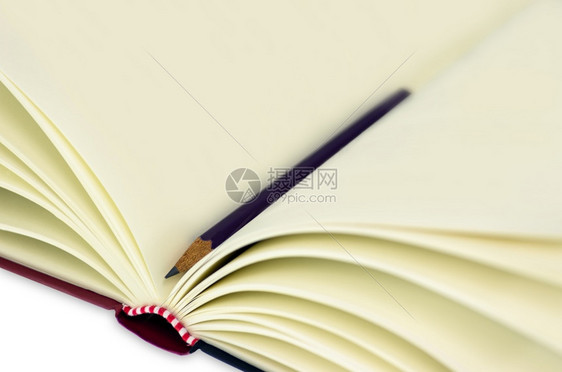 圣经页面之间是空白纸笔和公开书籍的紫蜡笔交叉床单记事本图片