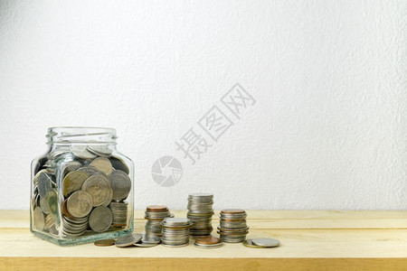 退休投资在玻璃瓶中存钱换的理念经济图片