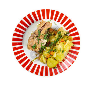 食物沙拉与土豆农舍厨房的烤鳟鱼新鲜图片