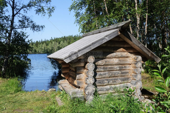森林湖海岸的小木屋阳光明媚的夏日棚水旅行图片