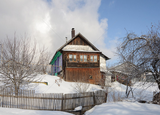 山坡上的老乡林木屋阳光明媚的冬日建筑学不动产下雪的图片