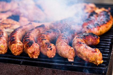 食物在花园烧烤肉上香肠和猪排派对腊图片