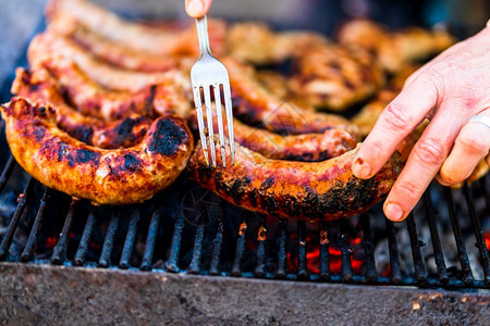 不良烹饪热在花园烧烤肉上香肠和猪排图片