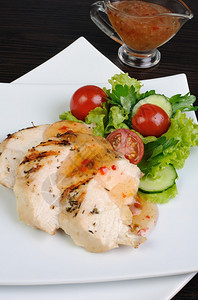 蛋白质开胃菜鸡肉切片用蔬菜和酱汁烤鸡乳香菜图片