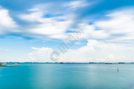 新加坡海景从Marina车载货船的码头驶离新加坡海景颜色商业港口图片