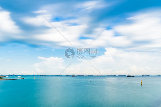 新加坡海景从Marina车载货船的码头驶离新加坡海景颜色商业港口图片