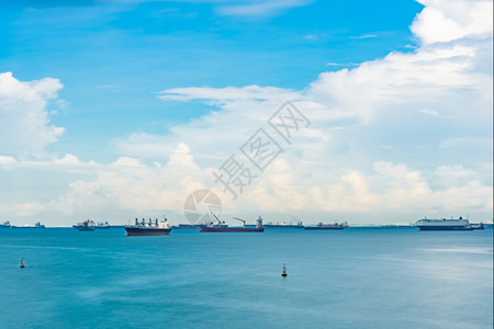 区新加坡海景从Marina车载货船的码头驶离新加坡海景云天际线图片