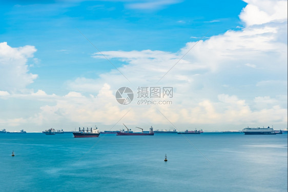 区新加坡海景从Marina车载货船的码头驶离新加坡海景云天际线图片