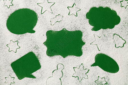 饼干星圣诞概念贴标签的演讲泡雪面粉背景上贴标签雪花图片