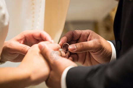 仪式上的新娘和新郎交换戒指图片