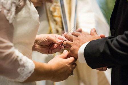 婚礼仪式上的新娘和新郎交换戒指图片
