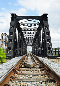 连接桥梁的铁路轨道老旅行场景图片