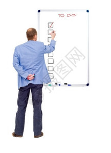 在职的完全蓝色一名商人在白板上写下一张要完成的任务清单检查他已完成的任务图片