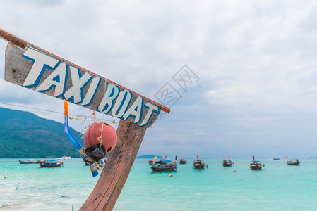 风景泰国Lipe岛长尾船泻湖放松图片