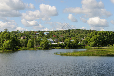 晴天池塘弗拉基米尔地区湖岸的小村庄俄罗斯夏日白云在天空中色的图片