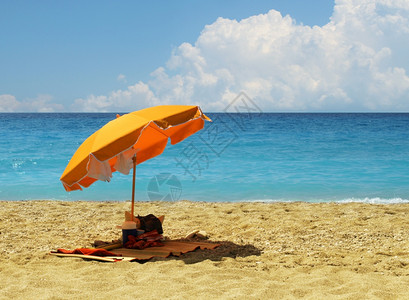 沙滩上撑着的雨伞图片