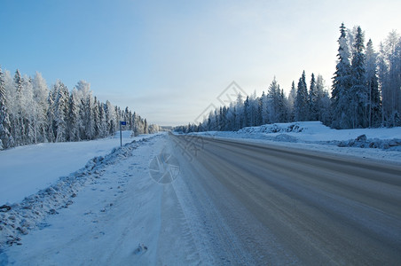 景观雪冬季风的冬季道路堆美丽图片