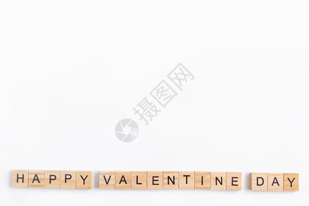 字母木砖块在白色背景的情人日节概念复制空间上打瓦爱浪漫字体图片