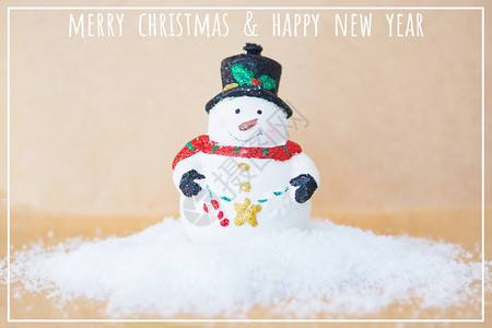 明信片可爱的卡圣诞树玩具雪人在地上打机手工艺背景上刻着欢乐圣诞节和新年快乐图片