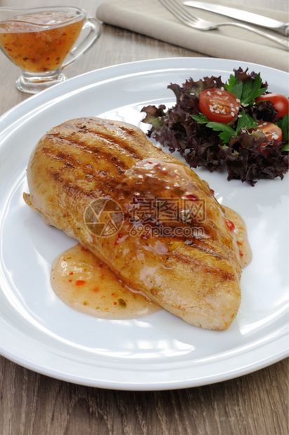 肥胖蛋白质鸡胸甜酸酱沙拉加在盘子上酸的图片