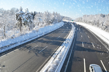 德国欧洲冬季公路汽车图片