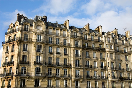 法国巴黎塞纳河附近的一座巴黎公寓楼法国巴黎Seine河附近视窗阳台户图片