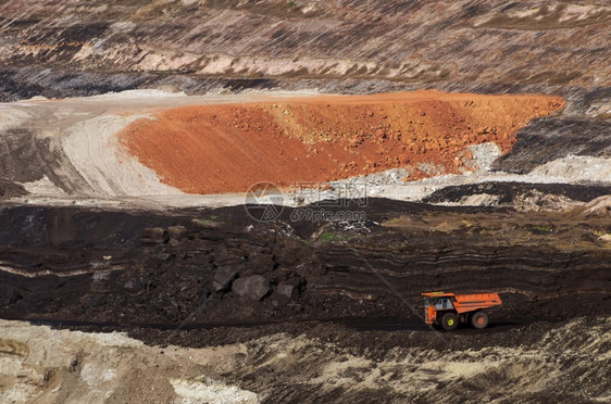 煤矿场里工作的挖掘机图片