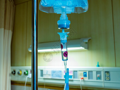医院室内盐碱IV滴水上概念输液紧急情况治愈图片