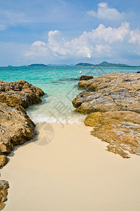 水泰国岩石海岸和热带岛屿泰国白色的图片
