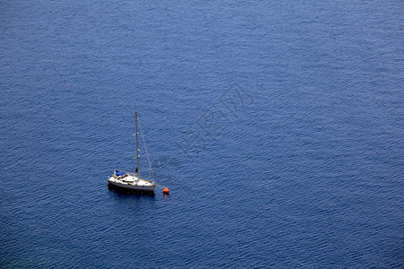 帆船希腊圣托里尼岛奥亚希腊圣托里尼岛蓝海游艇空中观察伊亚运输图片
