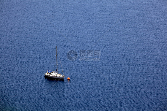 帆船希腊圣托里尼岛奥亚希腊圣托里尼岛蓝海游艇空中观察伊亚运输图片