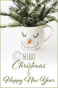 雪花圣誕卡杯上面有雪人脸的和树枝还有圣诞快乐和新年一种可爱的图片