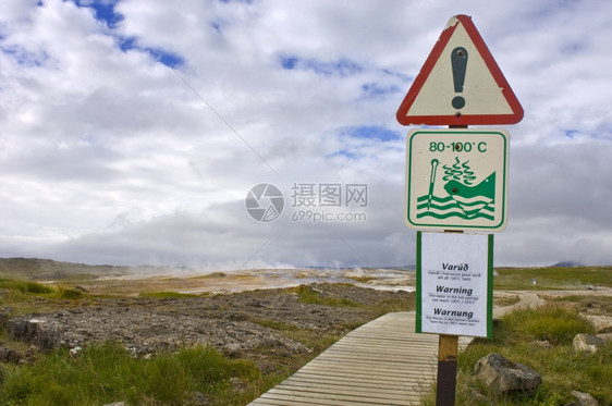 登机草泥池冰岛Hveravellir温泉地区热活动和从球上喷出的沸水地热活动示警信号标志图片