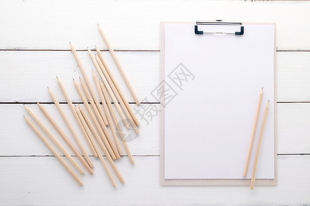 白色剪贴板纸和铅笔印在木背景模板拟笔记图表卡片图片