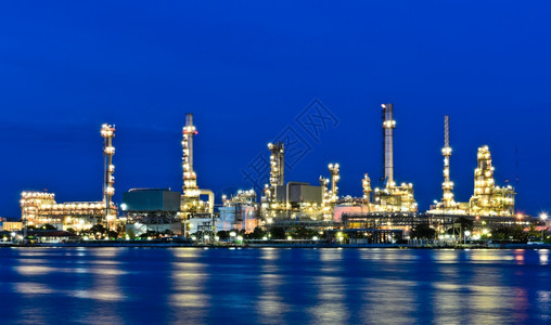 管道黄昏时照亮的炼油厂夜晚曼谷图片