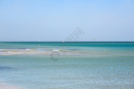 温暖的乐趣海沙天空和夏日美丽的热带海滩美丽的和热带岸景图片