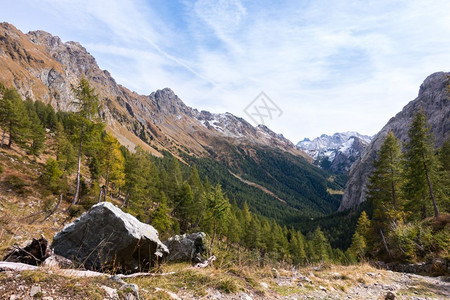 阿尔卑斯山脉意大利弗里阿尔卑斯山Friuli自然云远足图片