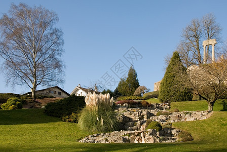 上市假山靠近瑞士洛桑附的一个公共园岩石位于瑞士洛桑附近图片