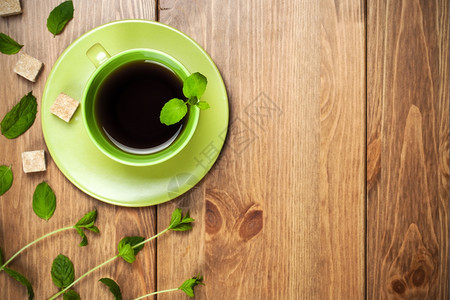 绿色热的新鲜茶叶薄荷桌底背景上有薄荷叶图片