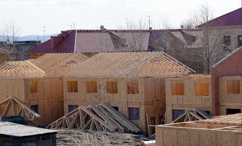 家椽在框架建设期间造新住房和筑木制的图片