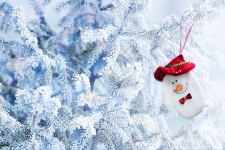 节日圣诞雪人索克挂在冬森林的树枝上绞刑圣诞节图片