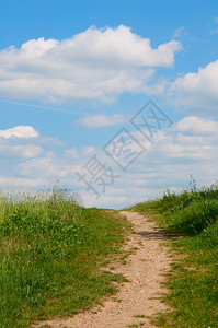 天空春小路夏季风景绿草道路和云雾图片