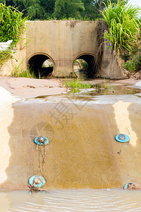 不卫生建造供水系统筑工地的排水污染图片