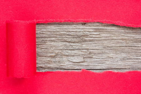 撕裂粗糙的红纸被撕破以揭开木板复制空间x9包装图片