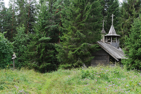俄罗斯沃洛格达地区戈里察村附近Maura山森林中的小型木制教堂草旅游传统的图片