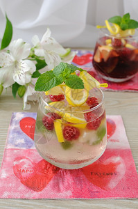 一杯新鲜自制柠檬水配薄荷和草莓桌子品尝果汁图片